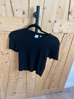 Aritzia TNA Black T shirt Medium